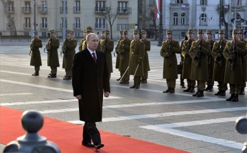 Putyin Budapesten - A Hősök terén koszorúzással kezdődött az orosz elnök programja