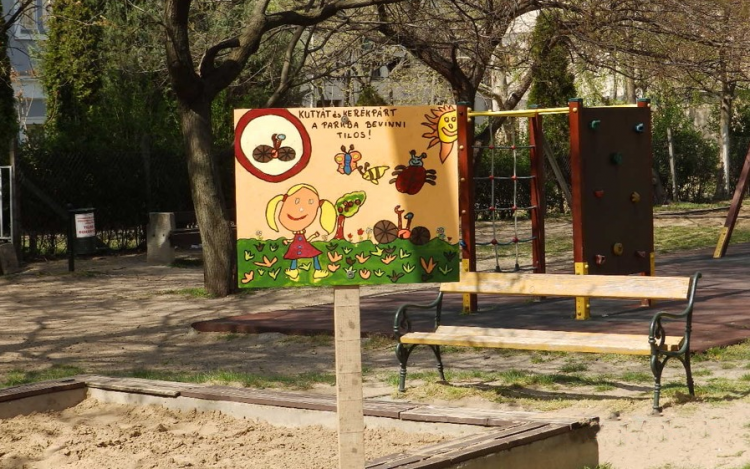Gyermekrajzok figyelmeztetnek a ceglédi parkokban
