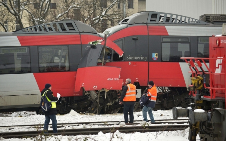Frontálisan ütközött két vonat