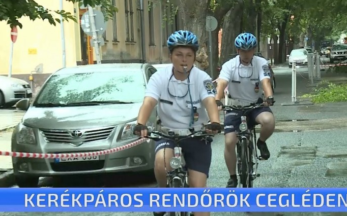 Kerékpáros rendőrök Cegléden