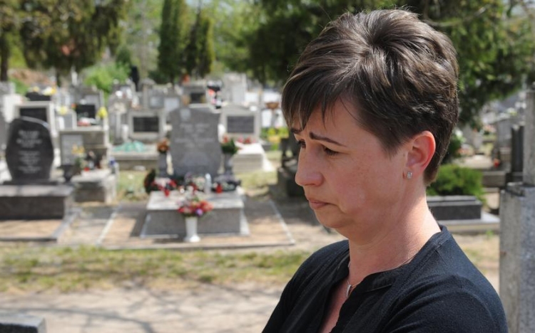 Képtelen feldolgozni lánya halálát: megszólalt a tavaly Cegléden elgázolt Emese édesanyja