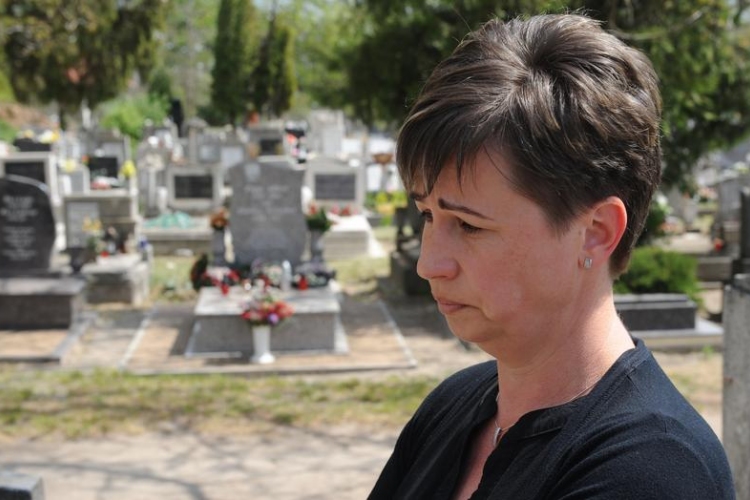 Képtelen feldolgozni lánya halálát: megszólalt a tavaly Cegléden elgázolt Emese édesanyja