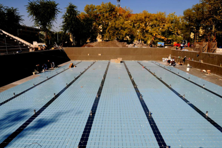 Városi Strandfürdő - Labda a medencében