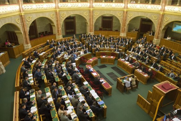 Az EP-választás előtti utolsó ülését tartja a parlament