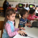 Közös éneklés és játékos foglalkozások