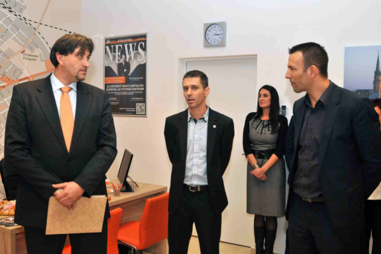 Otthon Centrum Cegléden