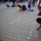 Demonstráció az éjszakai autóversenyzés ellen