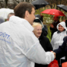 Esőben is kampányoltak Cegléden