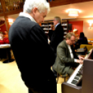 Zenés kávéház a könyvtárban