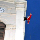 Ceglédi mikulás a templomtoronyból