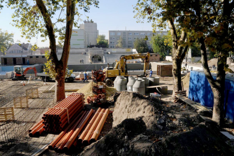 Városi Strandfürdő - Labda a medencében