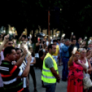 Demonstráció az éjszakai autóversenyzés ellen