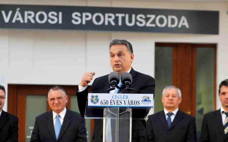 Cegléd újra a medencében...