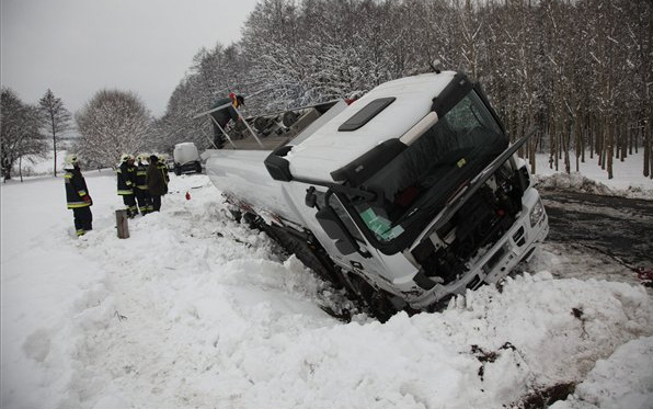 Árokba csúszott egy kamion Ceglédnél
