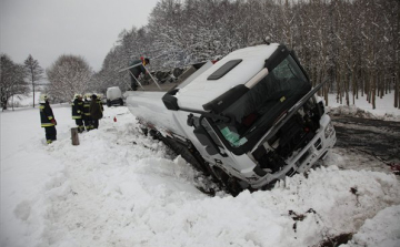 Árokba csúszott egy kamion Ceglédnél