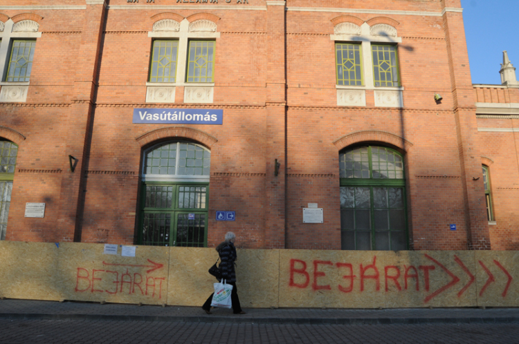 Lezárták a vasútállomás főbejáratát