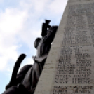 Gyertyagyújtás az emlékműnél