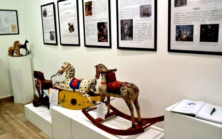 Hintaló kiállítás a Ceglédi Galériában