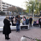Gyertyagyújtás az emlékműnél
