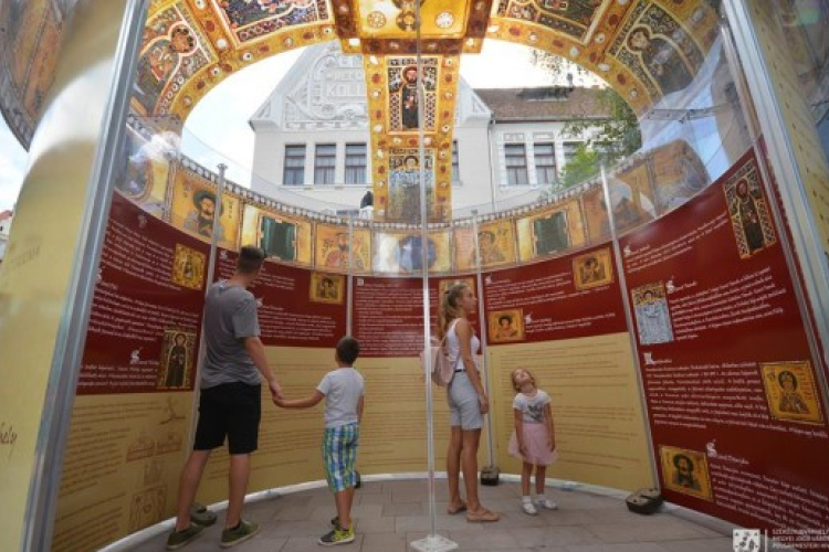 Ceglédre érkezik a Szentkorona óriás modellje