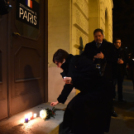 Gyertyagyújtás a párizsi áldozatokért