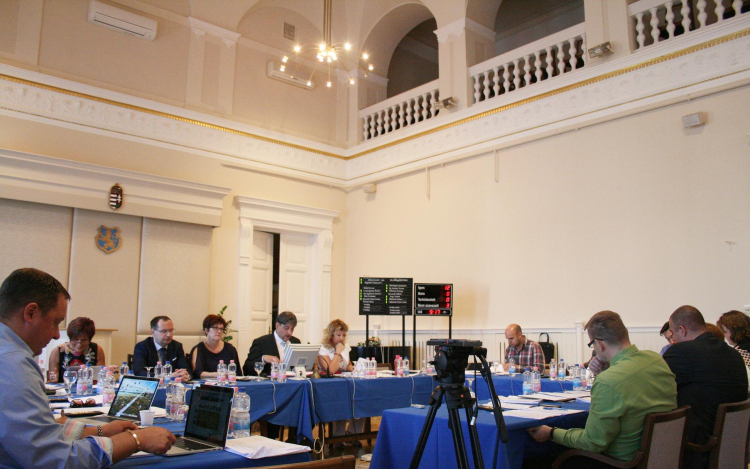 Megújul a Szabadság tér az evangélikus templom előtt