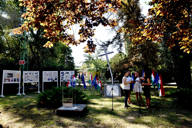 Megemlékezés a vasútállomáson