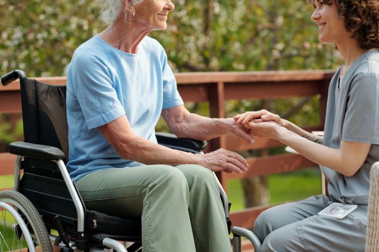 Milyen feladatok várnak ránk szociális ápolóként és gondozóként?