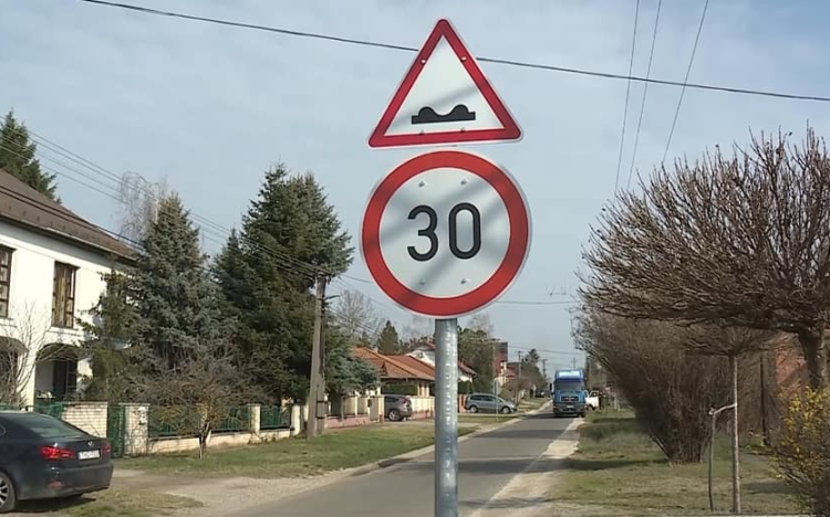 Három fekvőrendőrt alakítanak ki a Közép úton