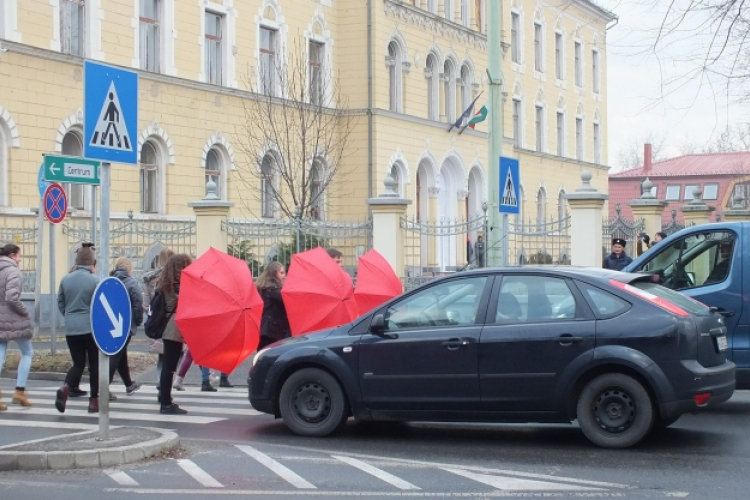 Balesetmegelőzési figyelemfelhívó akció diákok részvételével Cegléden.