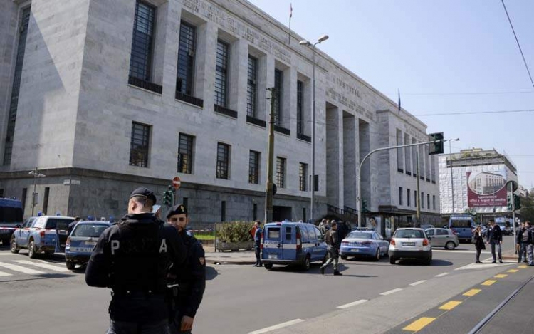 Halálos áldozatokkal járó lövöldözés volt egy milánói bíróságon