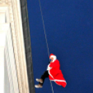 Ceglédi mikulás a templomtoronyból