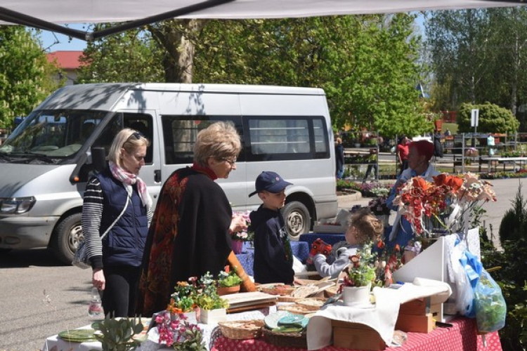 Virágvásár és főzőfesztivál Csemőben