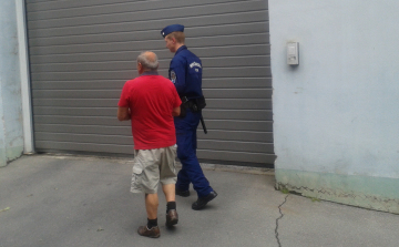 60 éves bácsi vert meg szüleit Albertirsán