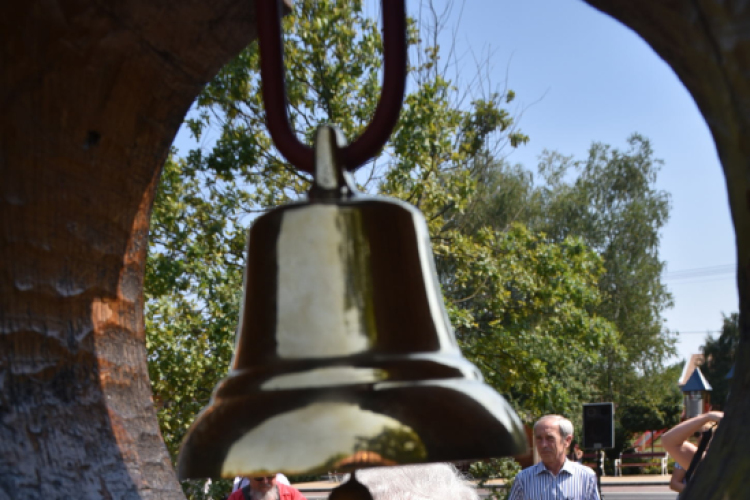 Virágharangot avattak Csemőben