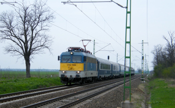 Leszakadt felsővezeték miatt késtek a vonatok