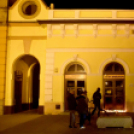 Csendes gyertyagyújtás a Dobmúzeum előtt