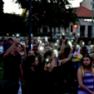 Demonstráció az éjszakai autóversenyzés ellen