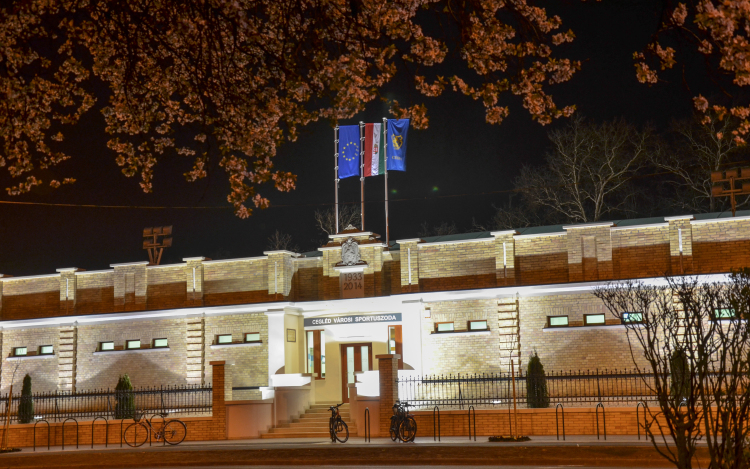 Ma este bezár a strand