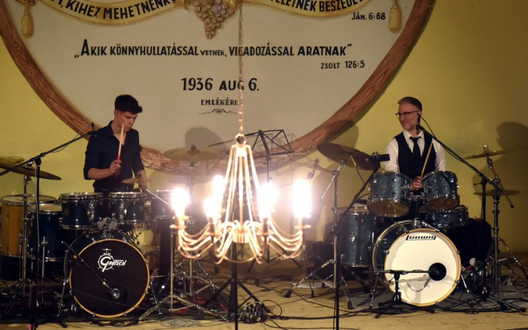 Teltházas koncert a Gyülekezeti Házban