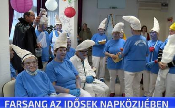Farsang az idősek napközijében