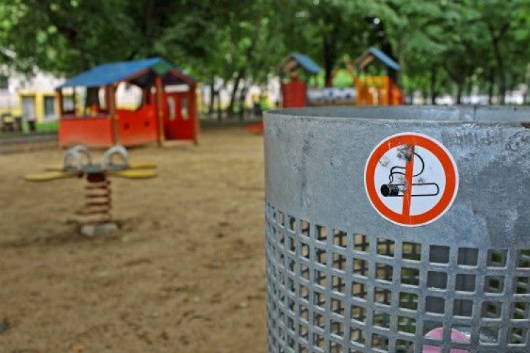 Játszótéren szívták a füves cigit