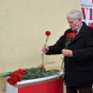 Szegfűvel köszöntötték a hölgyeket