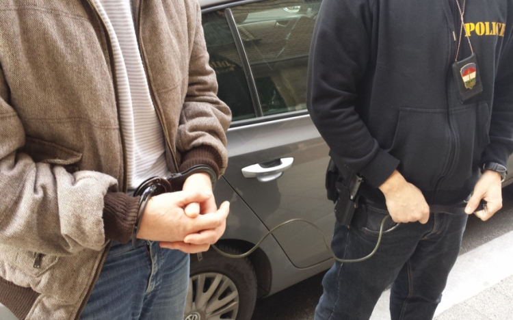 Beismerte, majd tagadta bűnösségét a nevelőapa