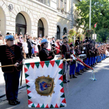 Kossuth Toborzó bevonulás