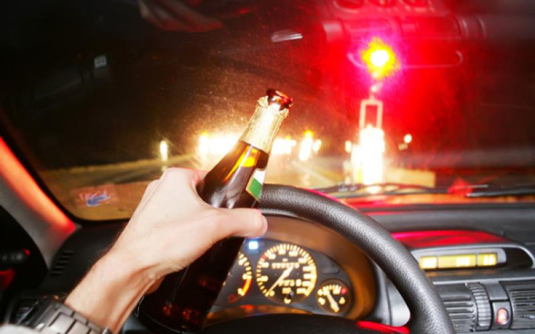 Rendszám nélkül, ittasan