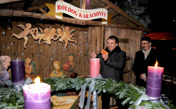 Már három gyertya ég