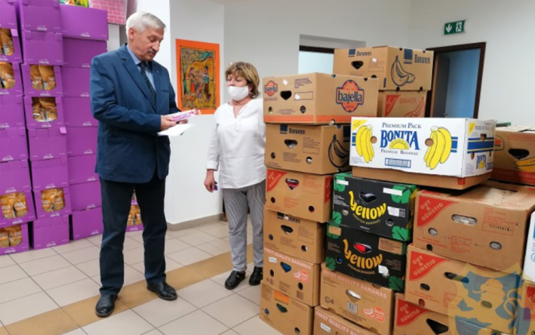 Ruha és élelmiszer adomány