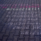 Demonstráció az éjszakai autóversenyzés ellen