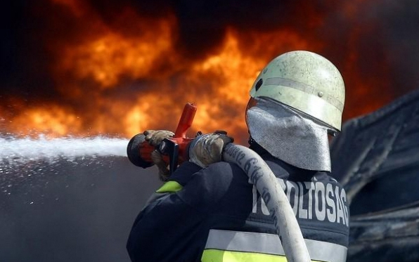 Raktártűzhöz hívták a ceglédi tűzoltókat